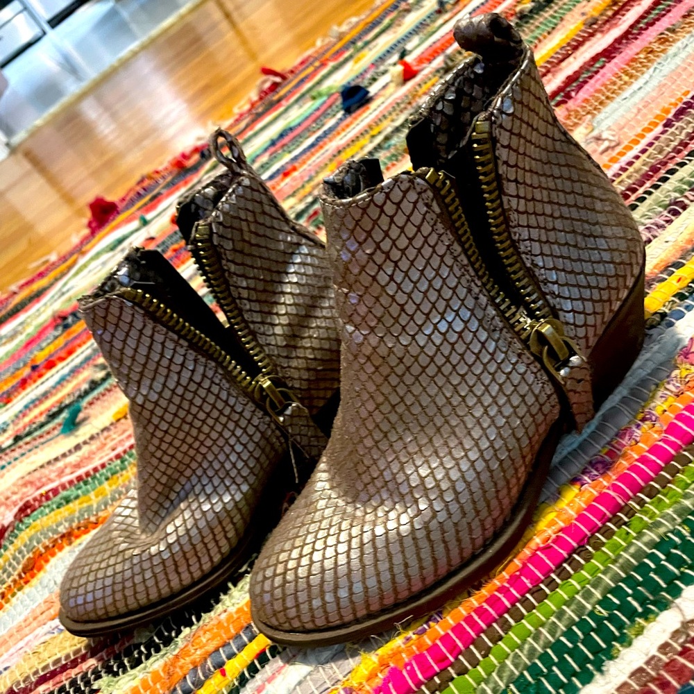 Fashion boots with heel and zippers on both sides. Size 6
